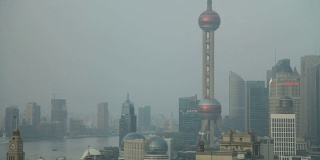 航拍烟雾弥漫的上海天际线