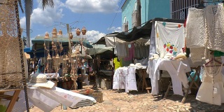 古巴特立尼达街头的纪念品商店