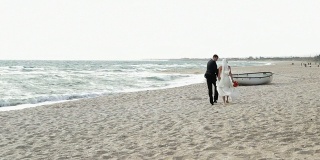 一对情侣在海滩上散步