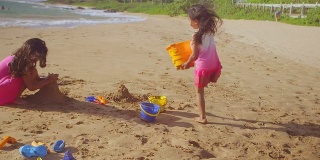 可爱的女孩在沙子里玩