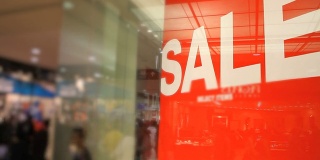 拥挤的购物中心的红色销售标志