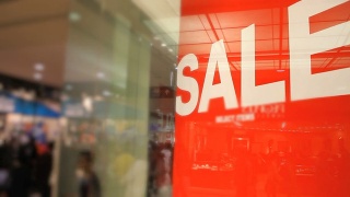 拥挤的购物中心的红色销售标志视频素材模板下载