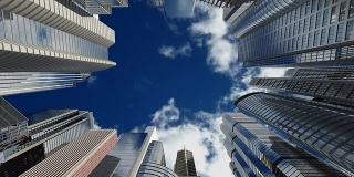 蓝色天空上的摩天大楼Сonstruction