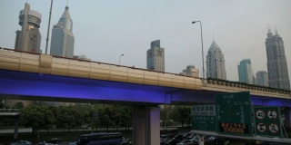 天桥高速公路穿过上海的摩天大楼