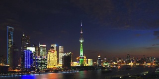 上海从白天到夜晚，时光流逝。