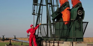 油泵千斤顶和石油工人