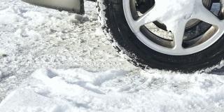 车在雪地上，冬天用轮胎