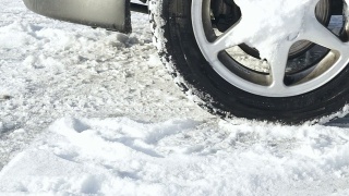 车在雪地上，冬天用轮胎视频素材模板下载
