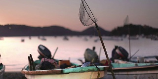 墨西哥，渔民们带着他们的捕获物在市场上出售