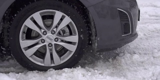 汽车陷在雪地里了