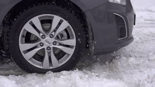 汽车陷在雪地里了视频素材模板下载