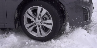 慢镜头:汽车陷在雪地里