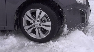 慢镜头:汽车陷在雪地里视频素材模板下载