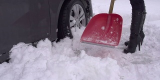 慢镜头:汽车陷在雪地里