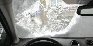 刮一辆车挡风玻璃上的冰1080p