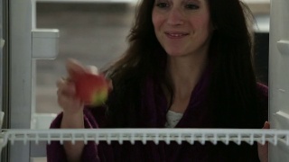从冰箱里拿苹果的女人视频素材模板下载