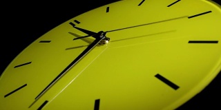 黄色的钟。时间流逝。
