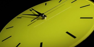 黄色的钟。时间流逝缓慢。