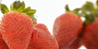 美味的新鲜草莓旋转，循环。