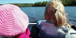 孩子们乘坐摩托艇在湖上飞翔