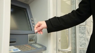 从ATM机取钱的女人视频素材模板下载