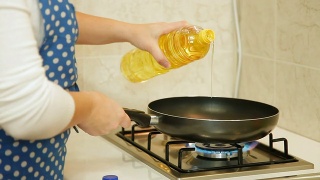 食物准备-将油倒入煎锅视频素材模板下载