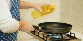 食物准备-将油倒入煎锅