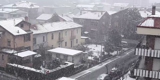 雪在城里