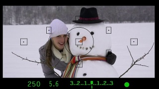 拍雪人女孩的照片视频素材模板下载