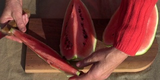 老婆婆用手切新鲜的西瓜