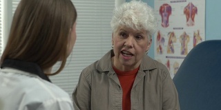 女医生和老病人谈话。