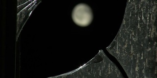 月亮和碎玻璃