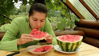 女人吃西瓜视频素材模板下载