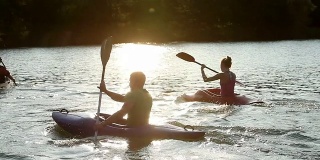 HD CRANE:年轻人在湖中划独木舟