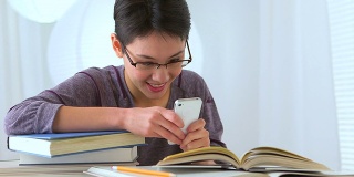 特写，摄影，亚洲女人拿着智能手机和书