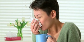 中国妇女因感冒打喷嚏和喝茶而生病