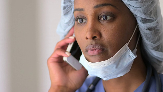 黑人女医生在和病人通电话