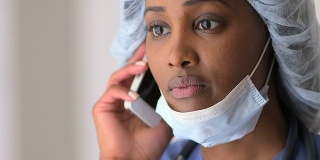 黑人女医生在和病人通电话