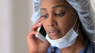 一位黑人妇女在给病人的家人打电话视频素材模板下载