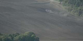 拖拉机耕种土壤