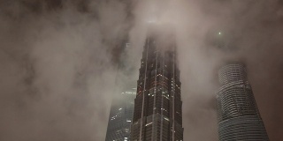 抬头望着雾蒙蒙的摩天大楼