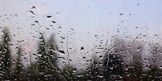 雨落在窗玻璃上