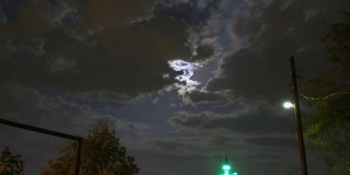 清真寺夜晚的月亮