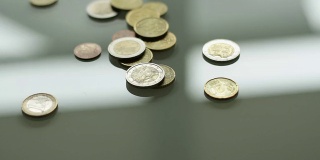 用手把欧元硬币扔在桌上