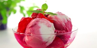 草莓冰淇淋配草莓拍