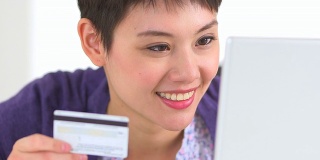 一个中国女人在输入信用卡号码