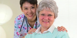 快乐的亚洲护士和老年病人