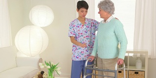中国护士协助老年病人