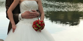 新郎新娘在池塘边
