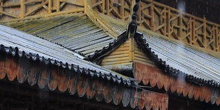 中国竹屋在雨中